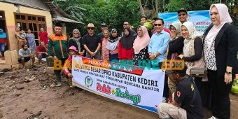 DPRD Kabupaten Kediri Salurkan Bantuan Paket Sembako dan Sejumlah Peralatan Masak ke Korban Banjir