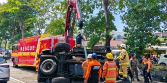 Kecelakaan Tunggal, Land Cruiser Terbalik di Jalan Ahmad Yani Surabaya