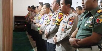 Polres Kediri Gelar Sholat Gaib untuk 3 Polisi di Lampung