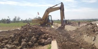 Petani Tuban Murka, Kepala Proyek Ring Road Langsung Gerak Cepat Angkat Material dari Sungai