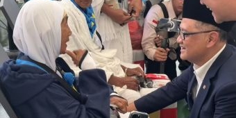 Amirul Hajj Gelombang II Tiba di Jeddah, Menhaj Gus Irfan Langsung Tinjau Kedatangan Jemaah