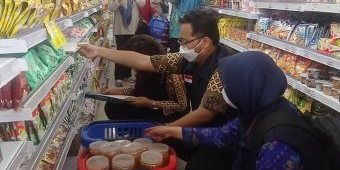 Sidak Minimarket Jelang Nataru, Petugas Gabungan di Kediri Temukan Produk Tanpa Izin Edar