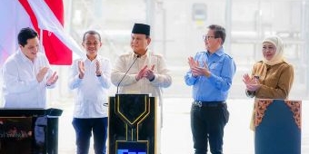 Dampingi Presiden Prabowo Resmikan Pabrik di Gresik, Gubernur Khofifah Tekankan soal Kondusivitas