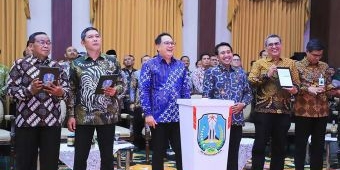 Pj Gubernur Adhy Karyono Serahkan DIPA dan TKD Jatim TA 2025, ini Rinciannya