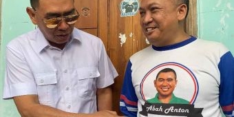 Blusukan ke Ngaglik, Abah Anton Ditunjukkan Kaos saat Kampanye 2013