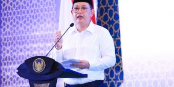 Serahkan Penghargaan di Masjid Award 2024, Pj Gubernur Jatim: Kepedulian untuk Imam dan Marbot