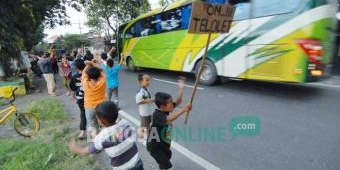 Perburuan 'Om Telolet Om' Hiasi Liburan Anak-anak di Jombang