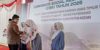 Dorong Pelajar SMA Boarding School Masuk PTN, Pemkab Kediri Beri Fasilitas Laptop untuk Para Siswi