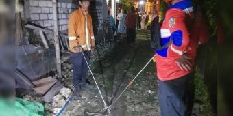 Kaget Ada Ular Kobra Masuk Dapur, Warga Bulurejo Tuban Lapor Damkar