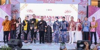 Bupati, Wabup dan Ketua DPRD Gresik Peragakan Busana di Dekranasda Fest 2025
