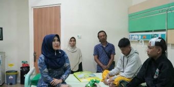 Senator Ning Lia Besuk Santri Tragedi Musala Al Khoziny yang Dirawat di RS
