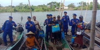 Hari Bhayangkara ke-79, Polairud Polresta Sidoarjo Bagikan Sembako untuk Nelayan di Tlocor