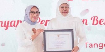 Khofifah Raih Penghargaan dari Kementerian PPPA di Puncak Peringatan Hari Ibu 2024