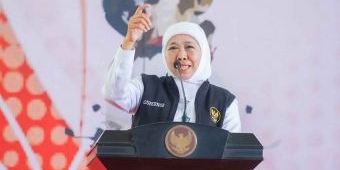 Salurkan Bansos di Sidoarjo, Gubernur Khofifah Komitmen Cegah Jeratan Rentenir dan Pinjol Ilegal