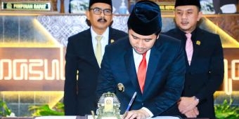 Raperda Pertanggungjawaban APBD 2024 Disetujui, Emil: Pemprov Jatim Siap Lengkapi Semua Rekomendasi