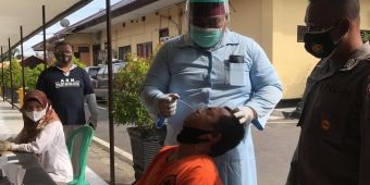 Cegah Paparan Covid-19, Seluruh Tahanan Polres Blitar Kota Jalani Swab Test Antigen