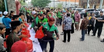 Bagikan Ratusan Paket Sembako ke Driver Ojol, Bupati Jombang Ajak Jaga Kondusivitas
