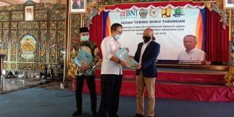 ​Syafiuddin Asmoro Serahkan Buku Tabungan Program BSPS untuk 1.320 Unit Rumah