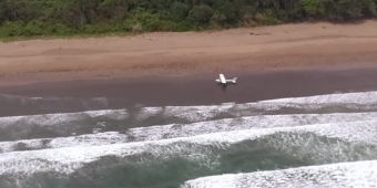 Pendaratan Darurat Pesawat Latih API di Pantai Banyuwangi Diduga Gegara Trouble Engine