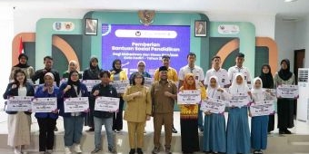 Pj Wali Kota Kediri Serahkan Beasiswa Pendidikan ke Mahasiswa dan Siswa SMA/SMK