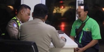 Ugal-ugalan saat Berkendara, Satlantas Gresik Tilang Sopir Transjatim 