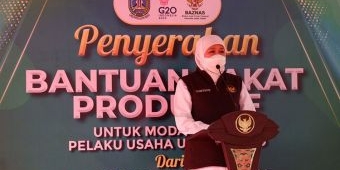 Gubernur Khofifah Serahkan Bantuan Usaha Mikro Baznas di Bangkalan