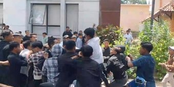 VIRAL! Video 15 Detik Sekelompok Mahasiswa Diduga Unira Terlibat Perkelahian di Halaman Kampus