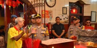 Kapolres Gresik Tinjau Perayaan Imlek di Klenteng Kim Hin Kiong TITD