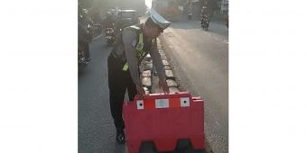 Cegah Laka Tunggal di Malam Hari, Unit Lantas Polsek Balongbendo Pasang Traffic di Lokasi Rawan