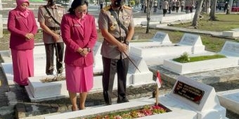 Hari Bhayangkara ke-76, Kapolda Jatim Pimpin Ziarah Makam Pahlawan di Surabaya, Sempat Ziarahi Kakek