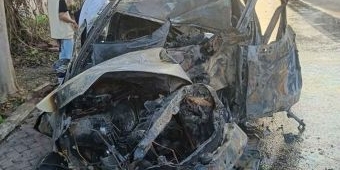 Mobil Honda Jazz di Surabaya Tabrak Pohon hingga Terbakar, Dua Orang Tewas