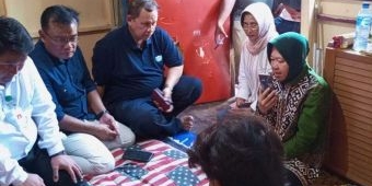 Mensos Risma Kunjungi Rumah Balita Korban KDRT di Situbondo