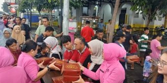 Polsek Gedangan Bagi 400 Nasi Kotak untuk Takjil Gratis Warga dan Pengendara