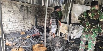 Diduga Akibat Korsleting Listrik, Garasi Rumah Warga Pamekasan Terbakar, Dua Mobil Rusak