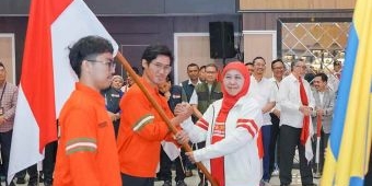 Peringati HUT RI ke-80, Khofifah dan Rektor Unair Lepas Wanala Kibarkan Bendera ke Puncak Arjuno