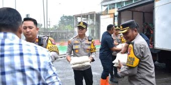 Kapolres Gresik Beri Bantuan ke Korban Terdampak Banjir di Driyorejo