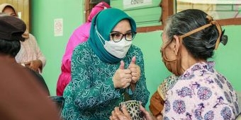 Beri Perhatian Khusus Vaksinasi Lansia, Ketua PKK Surabaya Datangi Puskesmas Satu per Satu