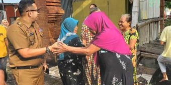 Pj Wali Kota Mojokerto Kembali Salurkan Bantuan untuk Lansia Kurang Mampu