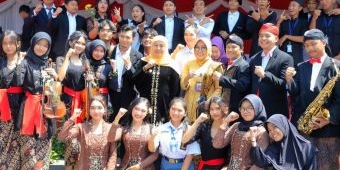 Pimpin Upacara Hardiknas 2026, Gubernur Khofifah Apresiasi Paskibra Bersatu 5 Jenjang