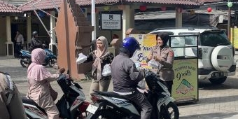 Wujudkan Kamtibmas Kondusif Pasca Pilkada, Polsek Sedati Lakukan Giat Jumat Berkah