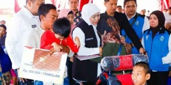 Salurkan 10 Jenis Bansos di Sampang, Gubernur Khofifah Dorong Pemberdayaan Berkelanjutan