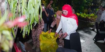 Gubernur Khofifah Turun Tangan Bersihkan Taman Apsari Usai Pesta Rakyat HUT ke-80 RI