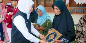 Gubernur Khofifah Bagikan Mushaf Madinah kepada Warga selama Sapa Bansos