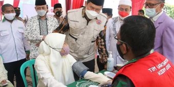 Bupati Yuhronur Tinjau Pelaksanaan Vaksinasi Merdeka Serentak di Pondok Pesantren