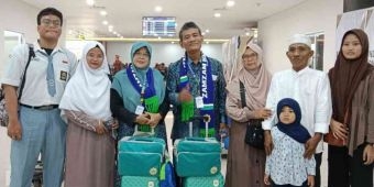 Pemimpin Redaksi HARIAN BANGSA Berangkat Umrah Bersama Istrinya