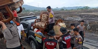 Polda Jatim Terjunkan Ratusan Personel Evakuasi Warga Terdampak Erupsi Semeru