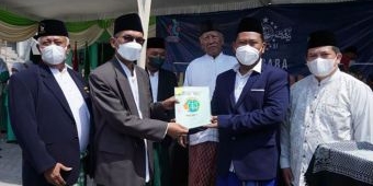 Bupati Gesik Serahkan Sertifikat Tanah Bukit Condrodipo ke PCNU
