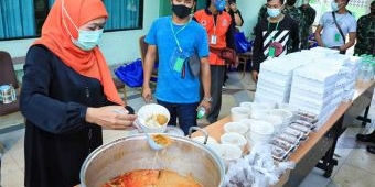 Obati Rindu PMI Jatim, Gubernur Khofifah Ajak Makan Bersama Ketupat Sayur dan Lepet di Asrama Haji