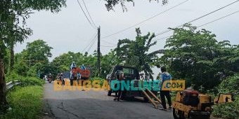 DPUTR Gresik Akhirnya Tambal Jalan Rusak di Desa Kembangan