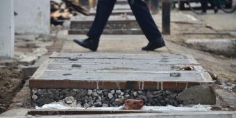 FOTO: Beton Penutup Trotoar di Bojonegoro Rawan 